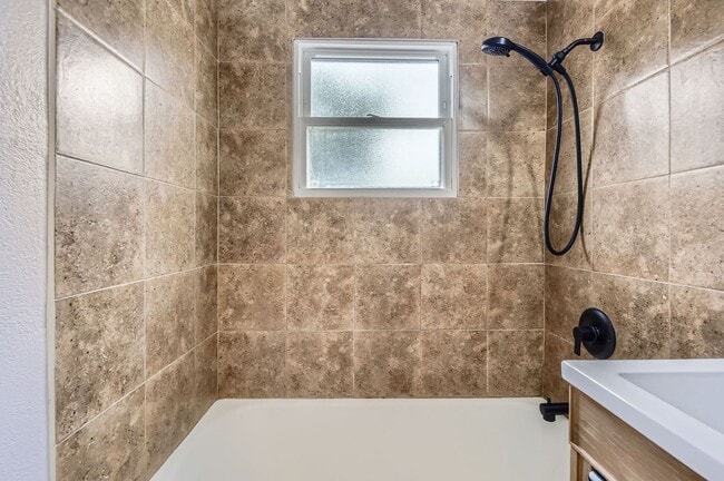 Building Photo - Remodeled 2BD, 1.5BA Chaffee Park Home with 1-Car Garage