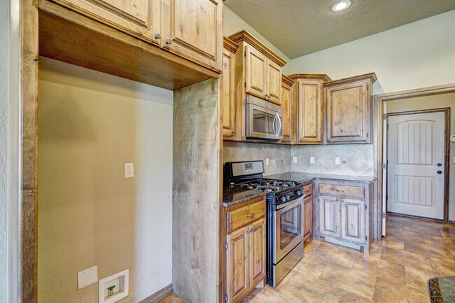 Building Photo - 1713 Pinewood Dr