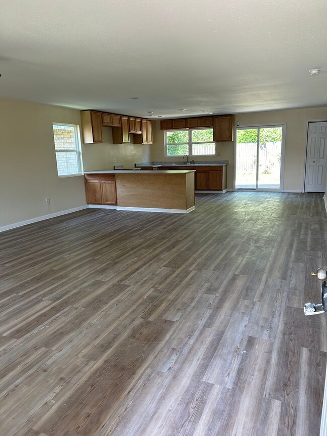 Building Photo - 4 Bedroom 2 bathroom  and 2 car garage hom...