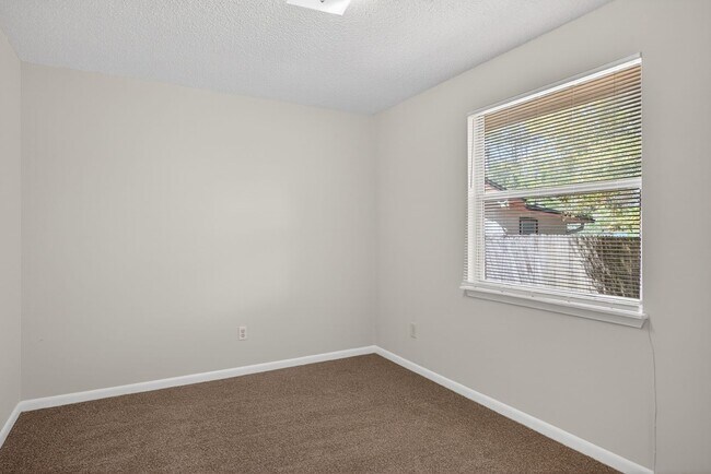 Building Photo - Nice family home!