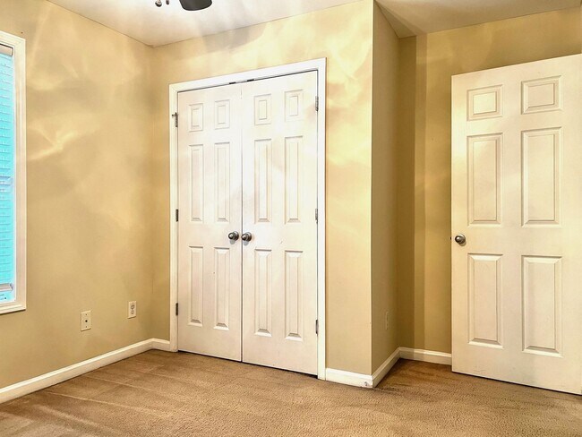 Building Photo - Large 4 Bedroom 2.5 Bath Home