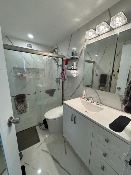 Building Photo - 999 Brickell Bay Dr