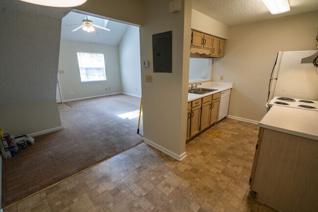 Building Photo - Cozy 2 Bedroom 2 Bathroom available NOW