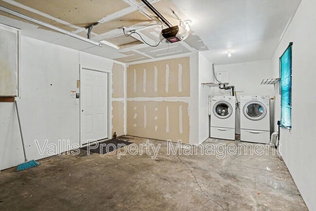 Building Photo - 3080 Park Ave NE