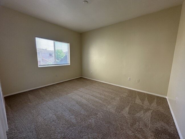 Building Photo - 1050 E Cactus Ave