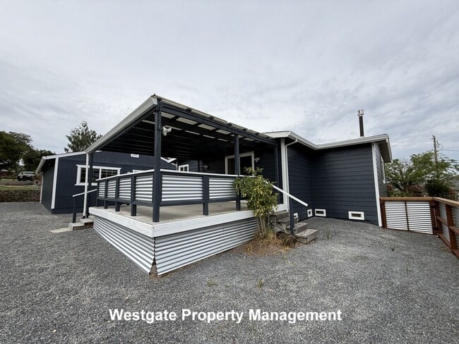 Building Photo - Beautiful Modern 2/2 Country Home - 985 Eastman Lane