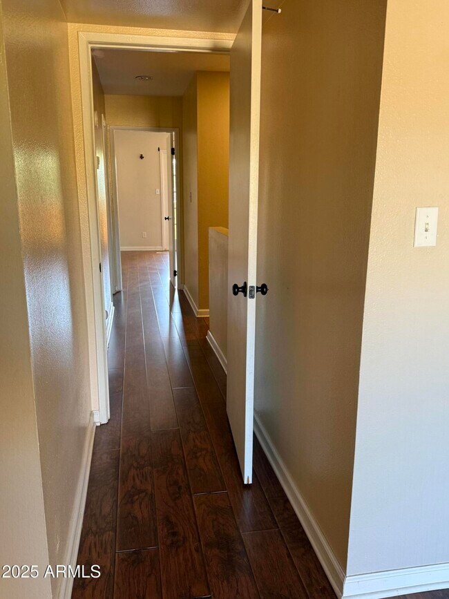 Building Photo - 1425 E Desert Cove Ave