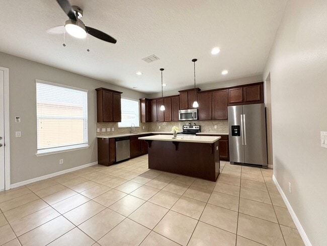 Building Photo - Gorgeous Lake View 3 BR 2.5 bath Luxury To...