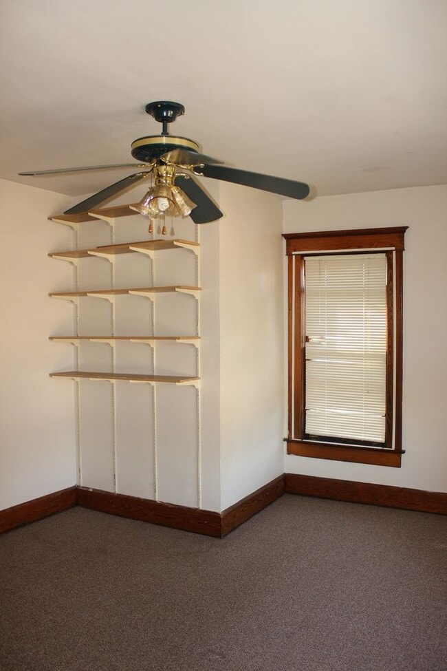 Building Photo - Close to Campus: Dishwasher and Washer/Dryer Included