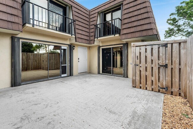 Building Photo - 1024 10th Ln