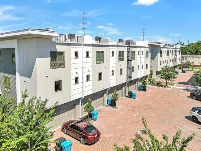 Building Photo - 212 E Pineloch Ave