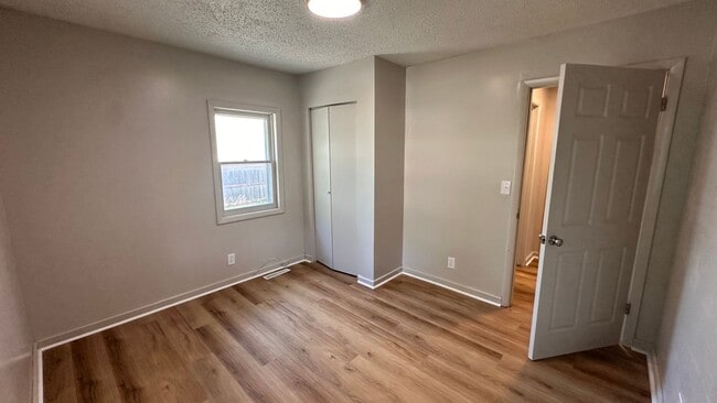 Building Photo - $1050 - 3 bed 1 bath - Single Family Home ...