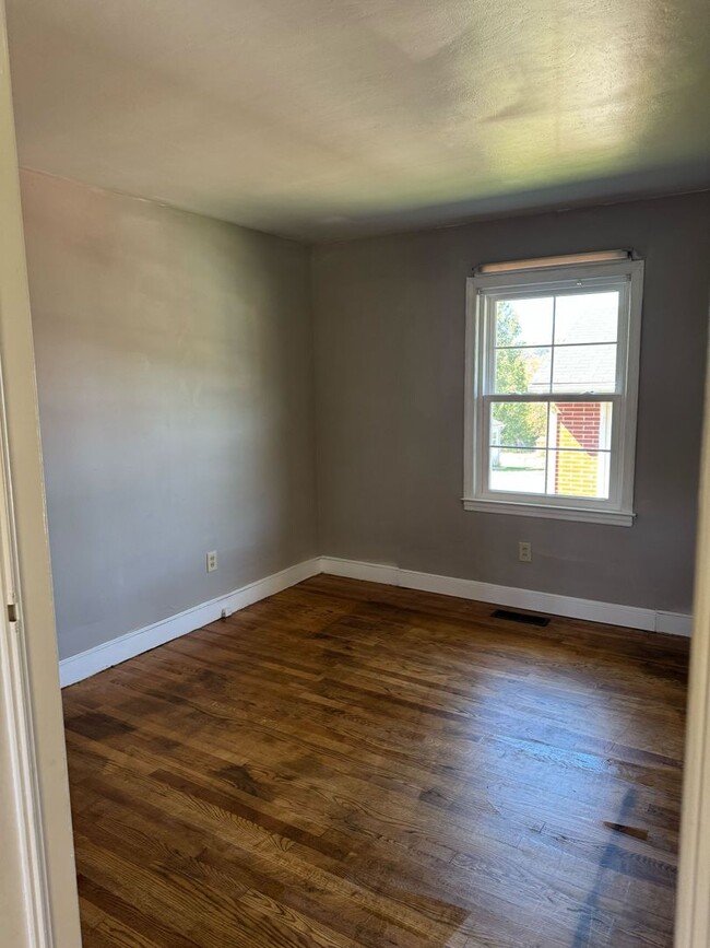 Building Photo - Updated Home with Parking in Radford