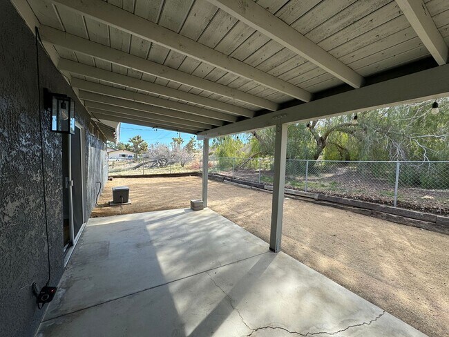 Building Photo - Great Views/3BED 2BATH/SOLAR/Move in ready