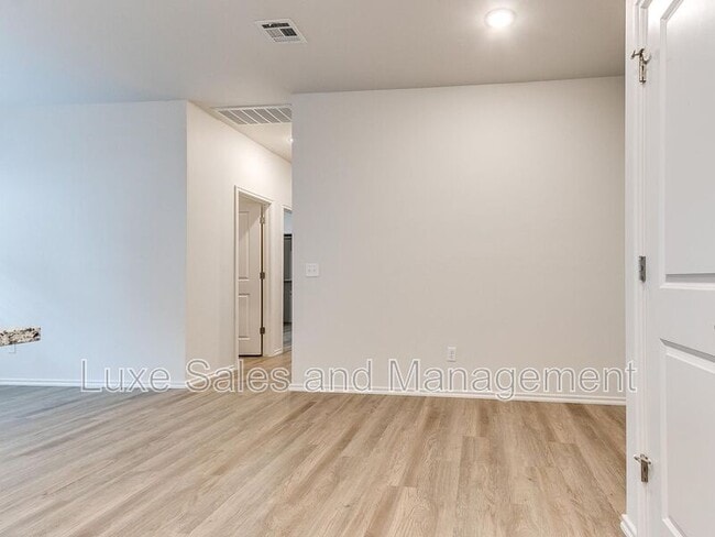 Building Photo - 3703 N Divis Ave