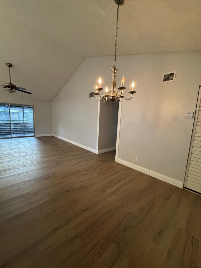 Building Photo - 606 Gardens Dr