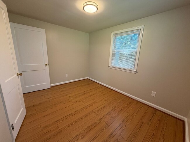 Building Photo - Charming Duplex Near Downtown Blacksburg