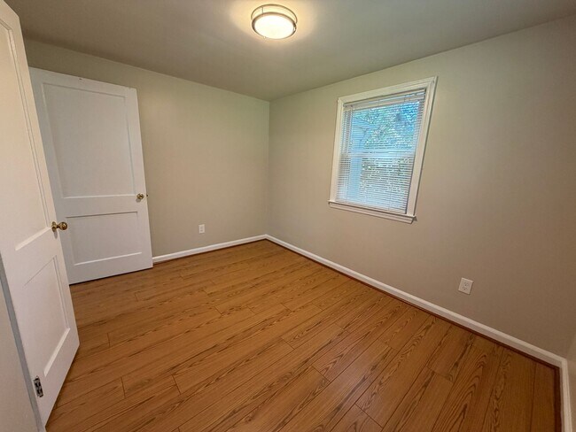 Building Photo - Convenient Blacksburg Duplex Close to VT