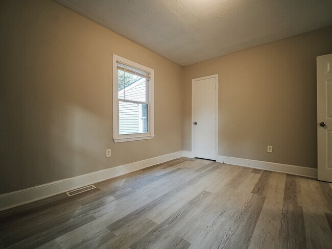 Building Photo - "Charming 4-Bedroom Gem in Charlotte - Cozy Living with Spacious Comfort!"