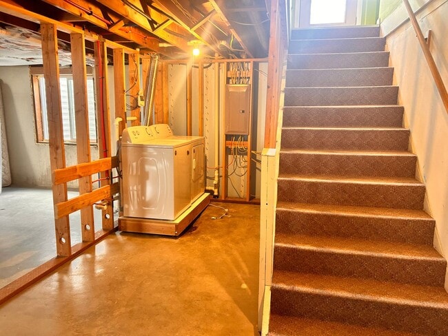 Building Photo - 4 Bedroom, 2 Bathroom in the Lower Rattles...
