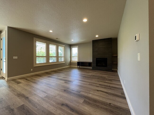 Building Photo - Elegant South Cooper Mountain Home with 4 Bedrooms, Bonus Room, Main-Level Suite & Designer Finishes