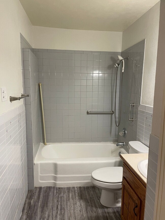 Building Photo - 2/2/1 In a quiet neighborhood - 6 to 9 month lease option available