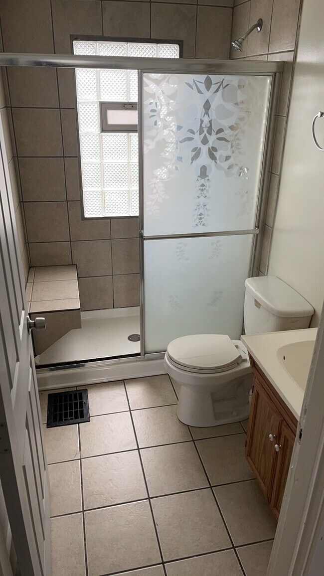 Building Photo - 32 Stafford Ave