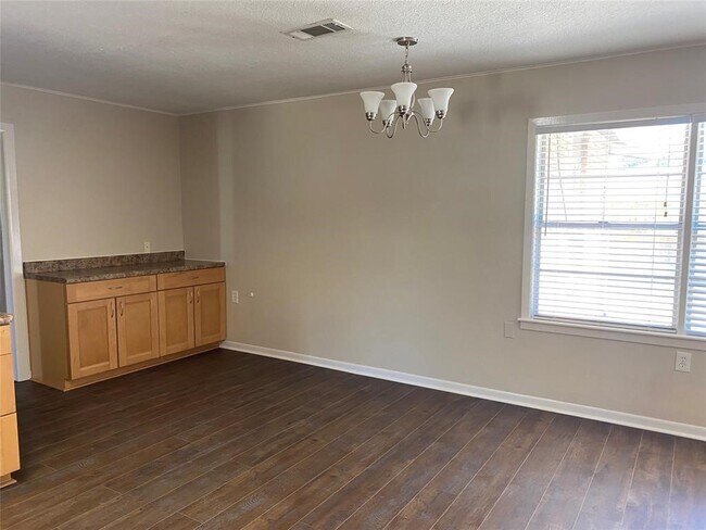 Building Photo - 121 Tuna St