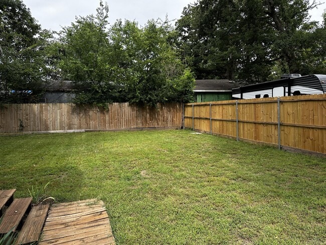 Building Photo - 906 Kingston Rd