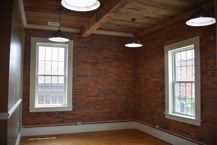 Primary Photo - 270 Pleasant St