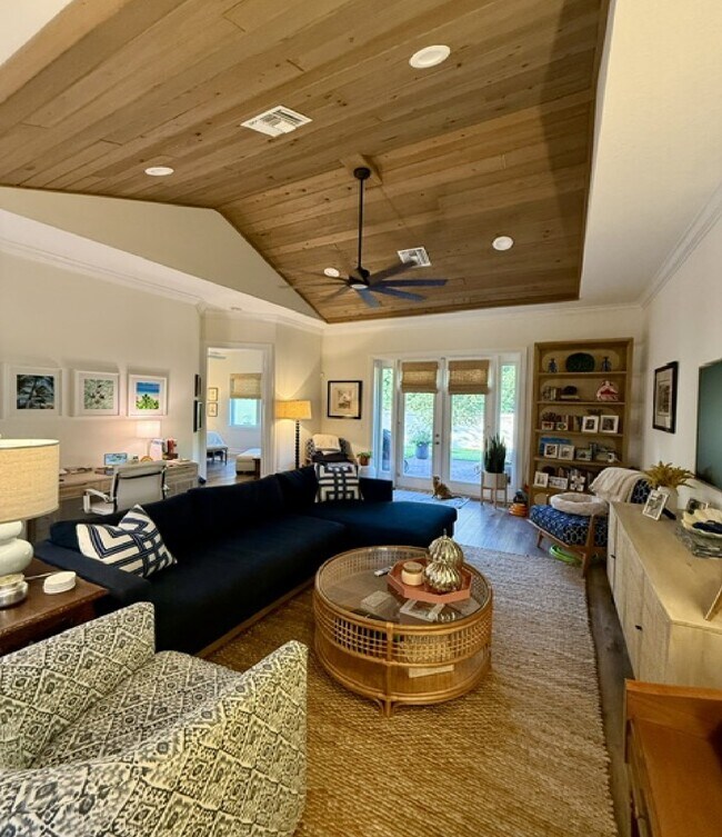 Building Photo - 2025 Bridgepointe Cir