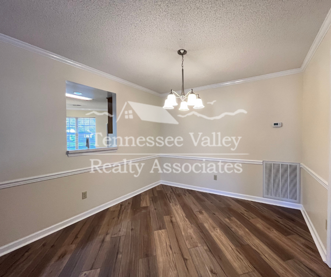 Building Photo - MOVE IN READY! Gorgeous 3 BED/2 BATH w/GAR...