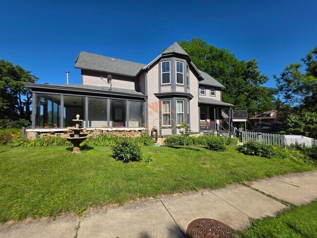 Building Photo - LARGE 4 BR HOME CLOSE TO DOWNTOWN W/ LOTS OF AMENITIES