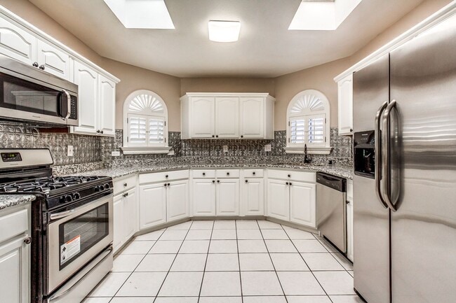 Building Photo - Amazing Tri-Level Westside Rental Home w/ ...