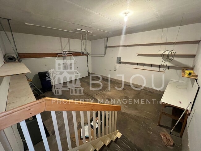 Building Photo - Spacious Rockrimmon Townhome