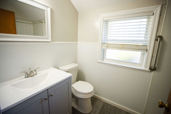 Building Photo - Beautiful, functional, and clean three bed...