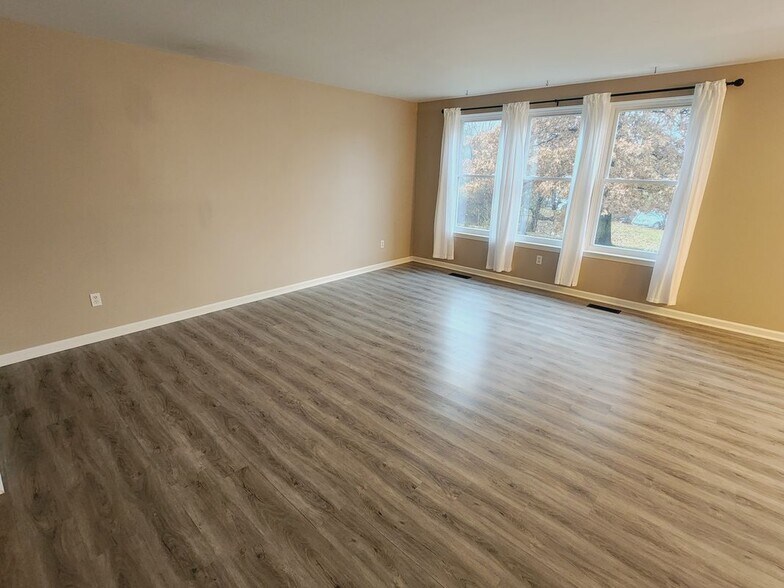 Building Photo - 5184 Meadow Crest Cir