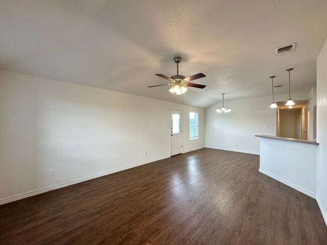 Building Photo - 901 Lasso Dr