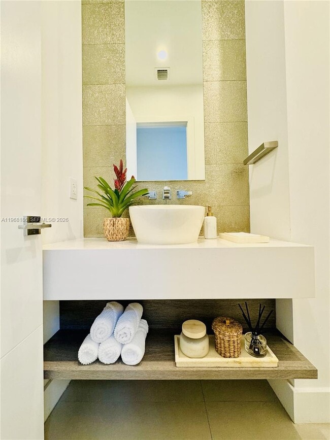 Building Photo - 2550 Overbrook St