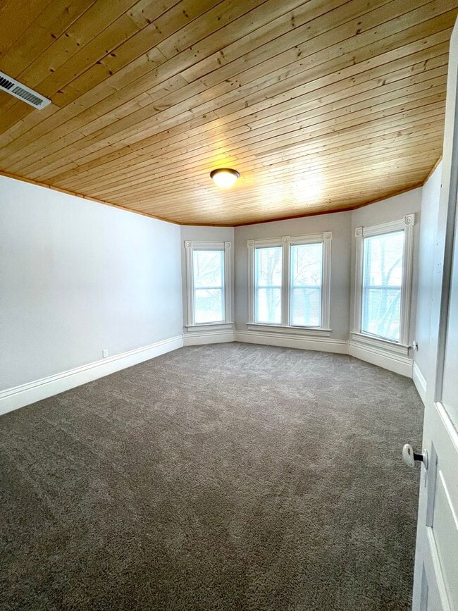 Building Photo - Large home on corner lot in great north si...