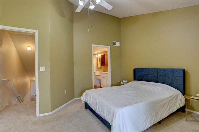 Building Photo - Beautiful 2bed/2bath/1car garage in Louisv...