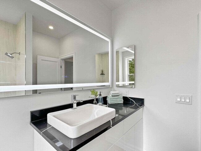 Building Photo - 2 Webster Ave