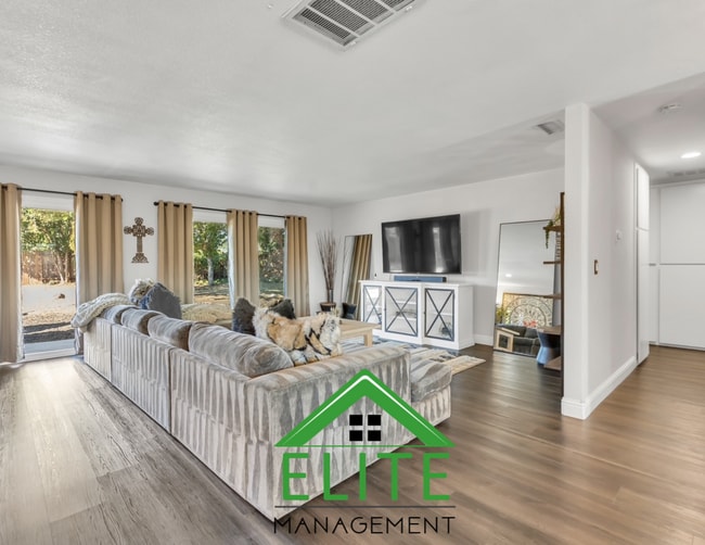 Building Photo - A Beautifully Maintained 3-Bedroom Home in...