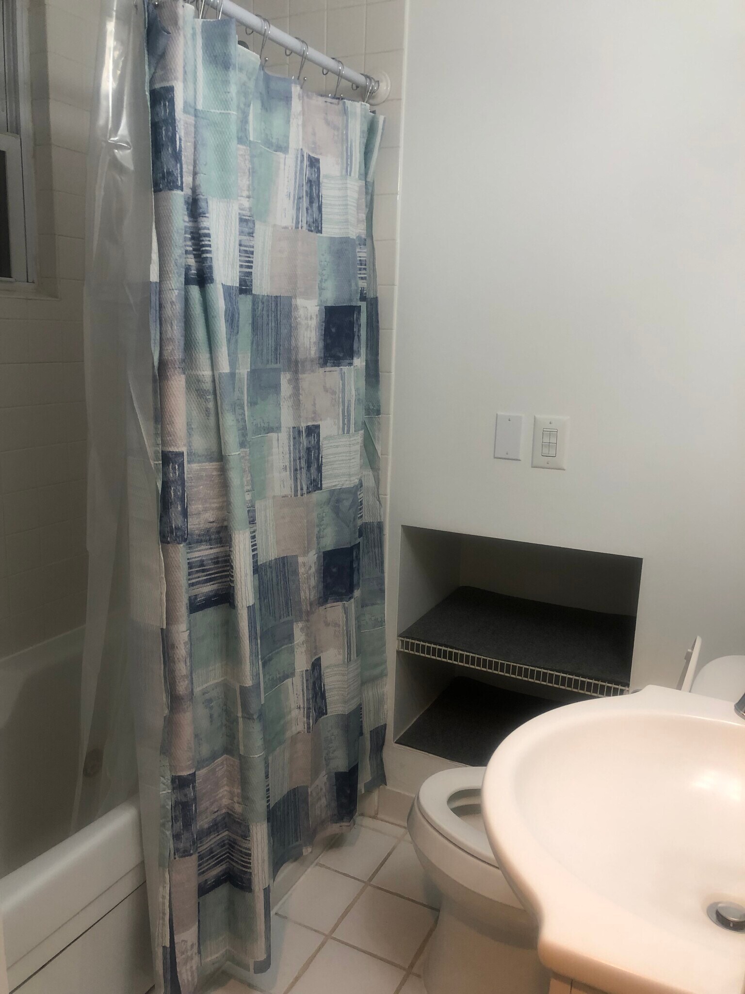 Building Photo - 622 N Terrace Ave