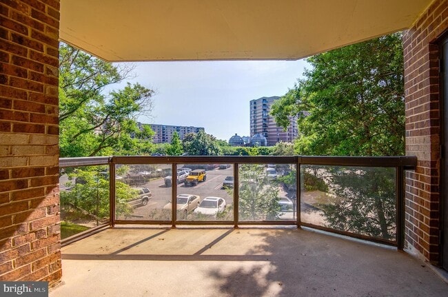 Building Photo - 8370 Greensboro Dr