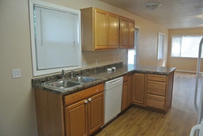 Building Photo - 3 Bedroom House!