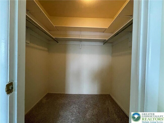 Building Photo - 1590 Alta Dr