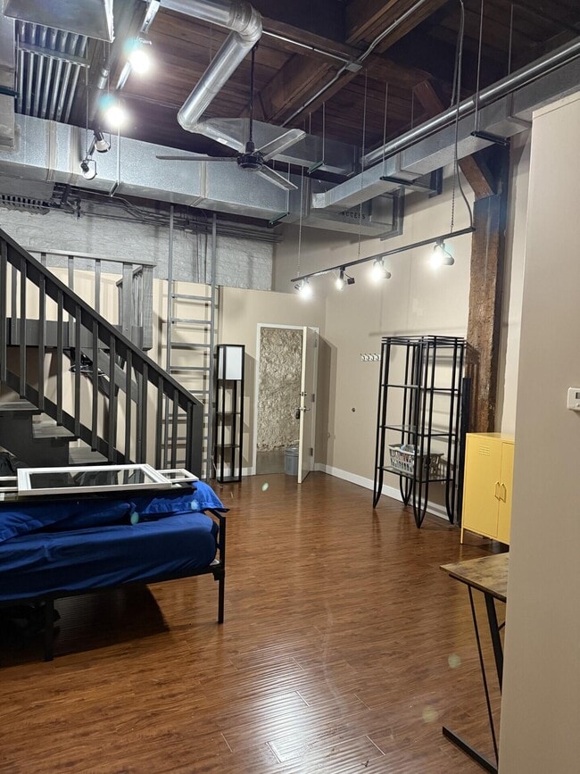 Building Photo - 585 S Upper St