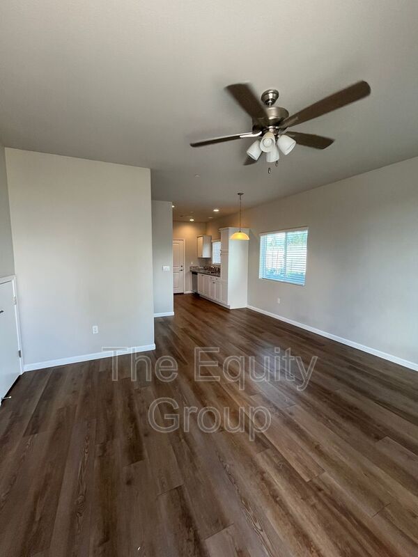 Building Photo - 418 S Summit St