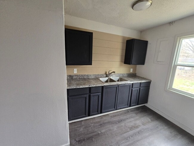 Building Photo - 2 bed 1 bath house